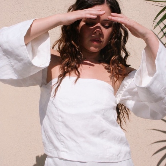 SIR the label off shoulder top in soft linen - Picture 3 of 6